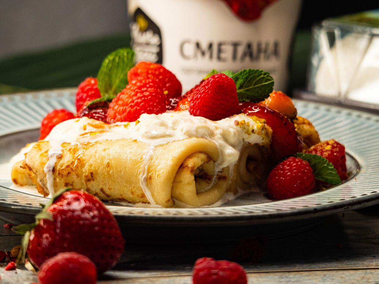 Страчателла, свежая малина, жареная клубника и фисташки "Десертная симфония"